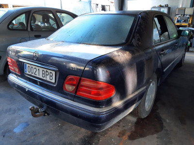 MERCEDES-BENZ CLASE E (BM 210) BERLINA