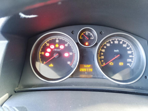 OPEL ASTRA H BERLINA — vehículo donante para recambios 