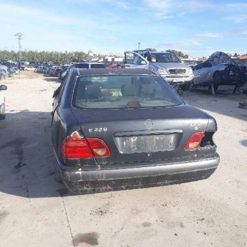  MERCEDES-BENZ CLASE E (BM 210) BERLINA 