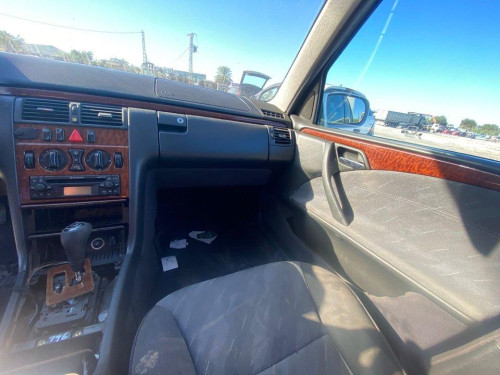  MERCEDES-BENZ CLASE E (BM 210) BERLINA 