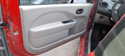 GUARNECIDO PUERTA DELANTERA IZQUIERDA