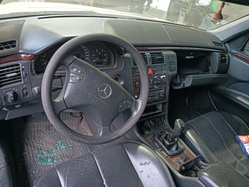 MERCEDES-BENZ CLASE E (BM 210) BERLINA — vehículo donante para recambios 