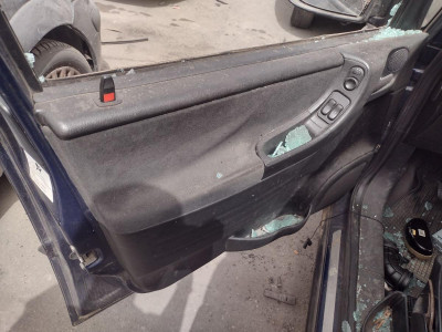 GUARNECIDO PUERTA DELANTERA IZQUIERDA