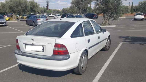 OPEL VECTRA B BERLINA — vehículo donante para recambios 