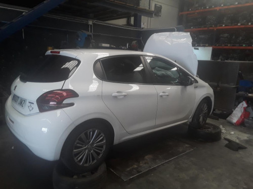 PEUGEOT 208 — vehículo donante para recambios 