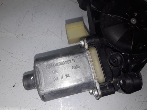 MOTOR ELEVALUNAS DELANTERO DERECHO 