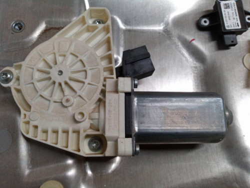  MOTOR ELEVALUNAS DELANTERO DERECHO 