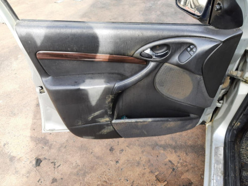  FORD FOCUS BERLINA (CAK) 