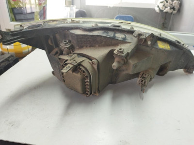 FARO IZQUIERDO, Ford, FOCUS BERLINA (CAK)