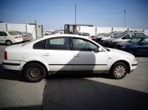 VOLKSWAGEN PASSAT BERLINA (3B2) — vehículo donante para recambios 