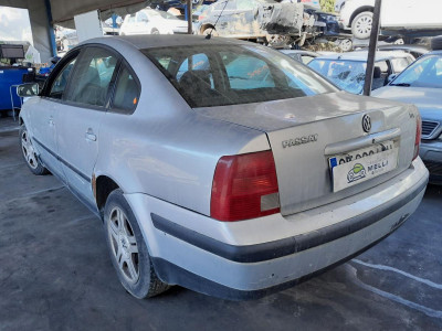 VOLKSWAGEN PASSAT BERLINA (3B2)