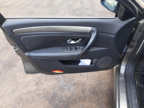 RENAULT LAGUNA III BERLINA — vehículo donante para recambios 