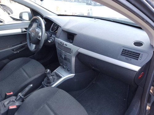 OPEL ASTRA H BERLINA — vehículo donante para recambios 