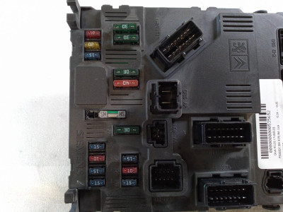 CAJA RELES / FUSIBLES