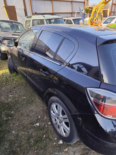 OPEL ASTRA H BERLINA — vehículo donante para recambios 