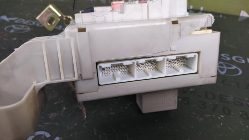 CAJA RELES / FUSIBLES Toyota LAND CRUISER (J12) 