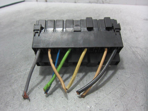  CAJA RELES / FUSIBLES 