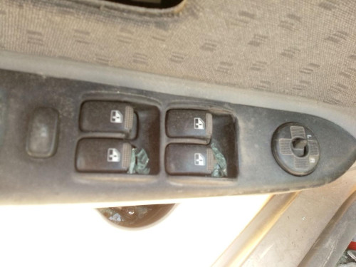 MANDO ELEVALUNAS DELANTERO IZQUIERDO KIA RIO (BC) 