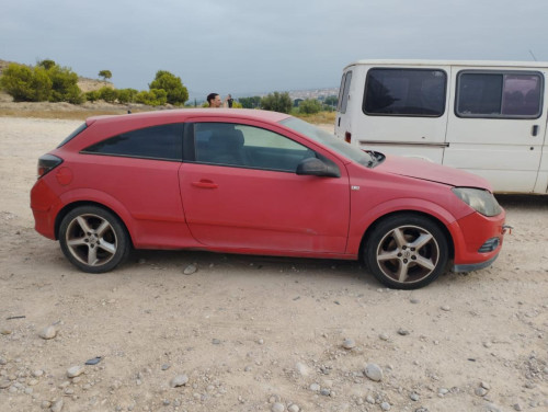 OPEL ASTRA H GTC — vehículo donante para recambios 