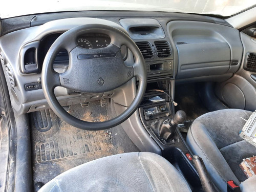  RENAULT LAGUNA (B56) 