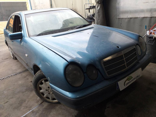  MERCEDES-BENZ CLASE E (BM 210) BERLINA 