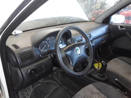 SKODA OCTAVIA BERLINA (1U2) — vehículo donante para recambios 