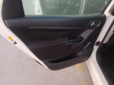 GUARNECIDO PUERTA TRASERA IZQUIERDA