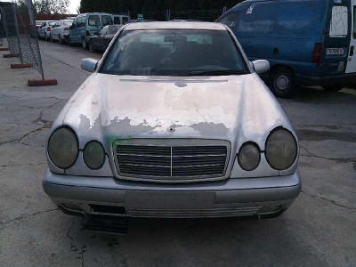 MERCEDES-BENZ CLASE E (BM 210) BERLINA