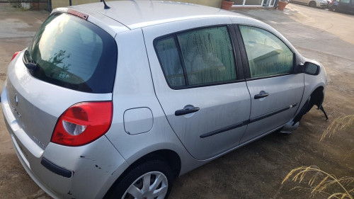 Renault Clio II Fase II (B/CB0)(2001->) — vehículo donante para recambios 
