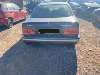 MERCEDES-BENZ CLASE E (BM 210) BERLINA