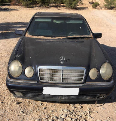 MERCEDES-BENZ CLASE E (BM 210) BERLINA