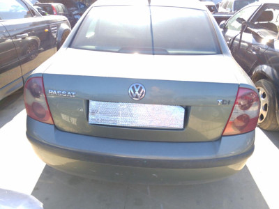 VOLKSWAGEN PASSAT BERLINA (3B3)