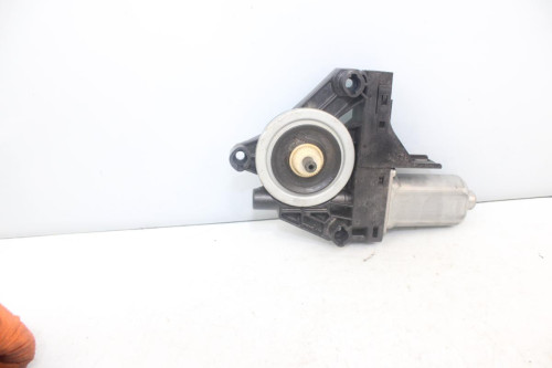 MOTOR ELEVALUNAS DELANTERO DERECHO 