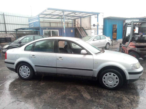  VOLKSWAGEN PASSAT BERLINA (3B2) 