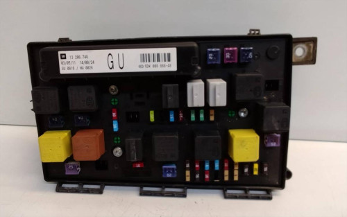 CAJA RELES / FUSIBLES Opel ZAFIRA B 