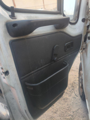 GUARNECIDO PUERTA DELANTERA IZQUIERDA