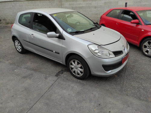 RENAULT CLIO III — vehículo donante para recambios 