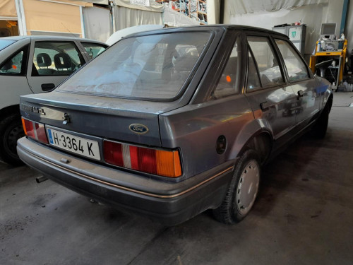  FORD ESCORT BERLINA 