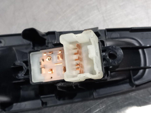  MANDO ELEVALUNAS TRASERO DERECHO Nissan QASHQAI (J11E) 