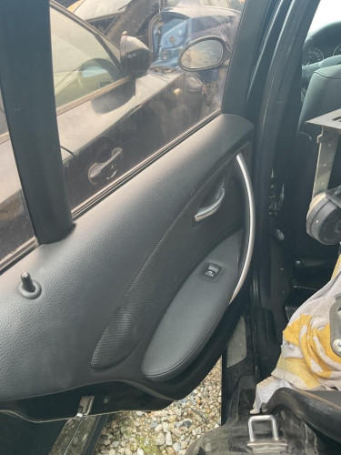 GUARNECIDO PUERTA TRASERA IZQUIERDA de segunda mano