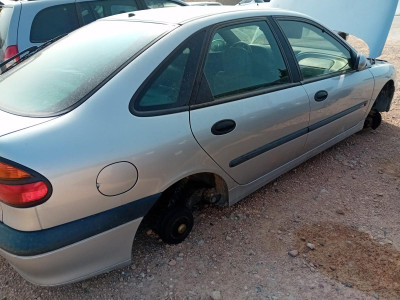 RENAULT LAGUNA (B56)