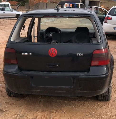 VOLKSWAGEN GOLF IV BERLINA (1J1)(10.1997) — vehículo donante para recambios 