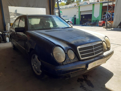 MERCEDES-BENZ CLASE E (BM 210) BERLINA