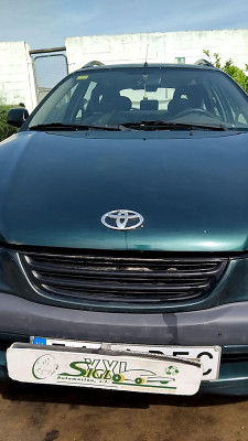 REJILLA DELANTERA Toyota Avensis Wagon (T22)(1998->)