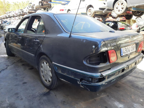  MERCEDES-BENZ CLASE E (BM 210) BERLINA 
