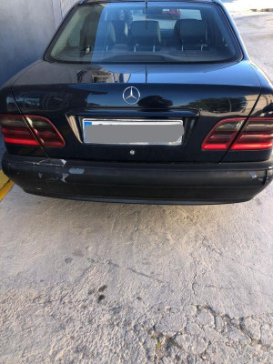 MERCEDES-BENZ CLASE E (BM 210) BERLINA