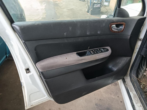 PEUGEOT 307 (S1)(04.2001) — vehículo donante para recambios 