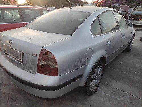 VOLKSWAGEN PASSAT BERLINA (3B3) used
