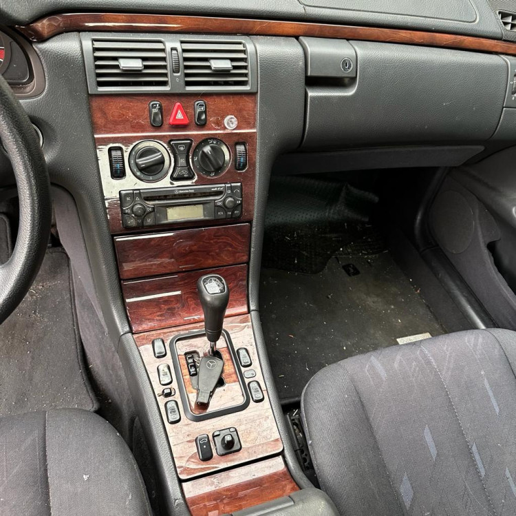 MERCEDES-BENZ CLASE E (BM 210) BERLINA