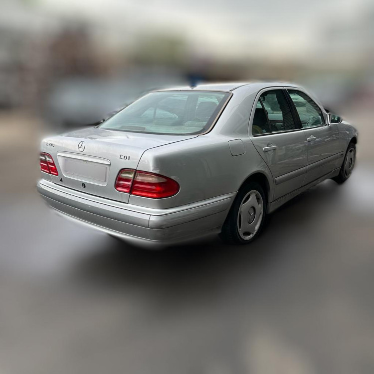 MERCEDES-BENZ CLASE E (BM 210) BERLINA